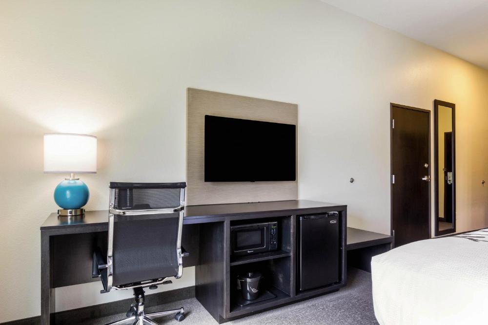 King Room with Accessible Tub - Accessible/Non-Smoking interior